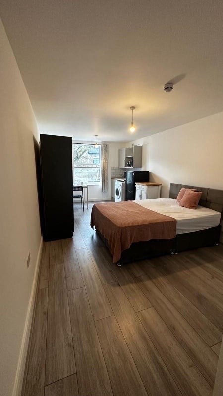 🛏️ Large Studio Flat to Let- Willesden  Main Photo