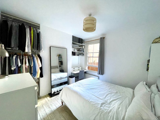 Dunraven Road - Large Bedroom Available Main Photo