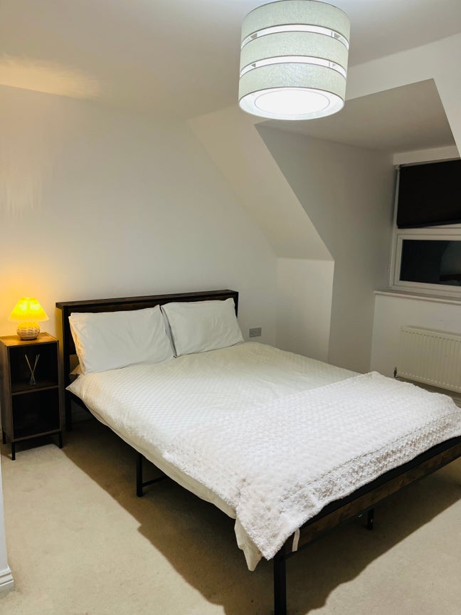 Large Double Room with en-suit bathroom  Main Photo