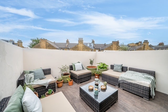 Battersea flat / Reduced rent for HomeMinder Main Photo