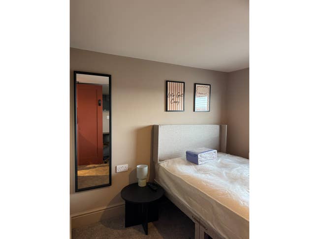 High End Brand New Rooms Available in Carlton Main Photo