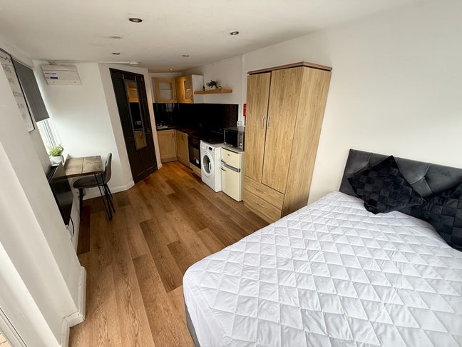 Self Contained Studio Near Centre/Lri - inc Bills Main Photo