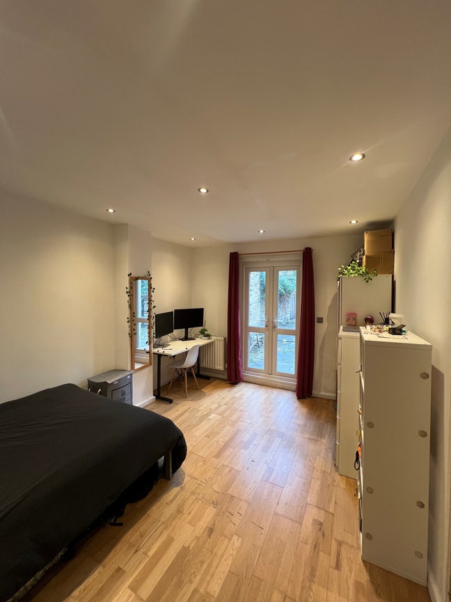 Spacious en-suite bedroom in Highbury & Islington Main Photo