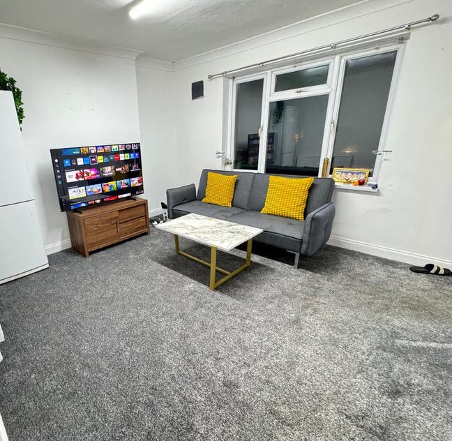 2 Bed, 1 Bath House With Parking And Garden Main Photo