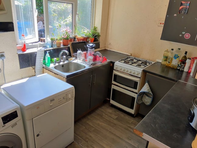  Double Room in Friendly House Fallowfield  Main Photo