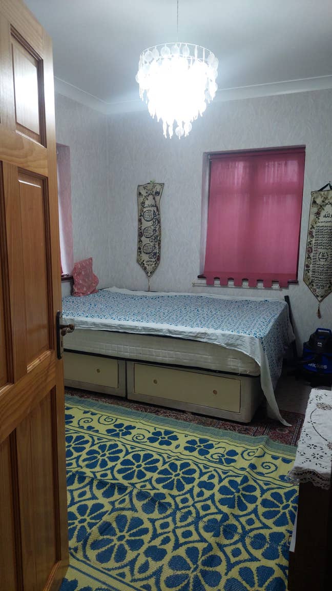 One single person or couple Main Photo