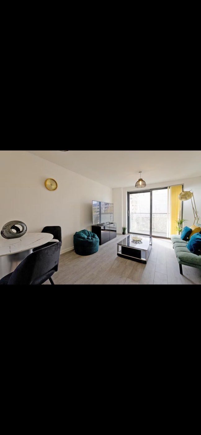 Lakeside Flat Apartment - Lakeside View in London Main Photo