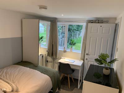 § Refurbed  room  & ensuite,10m  to  RSCH GU2 Main Photo