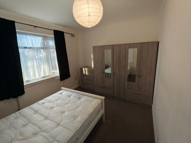 Furnished Clean Room in Shared House near Tesco Main Photo