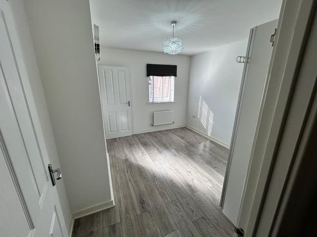 Double Bedroom (en-suite) near Aldi, Bus & C2C Main Photo