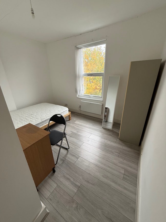 Clean room based in Tottenham London n17 Main Photo