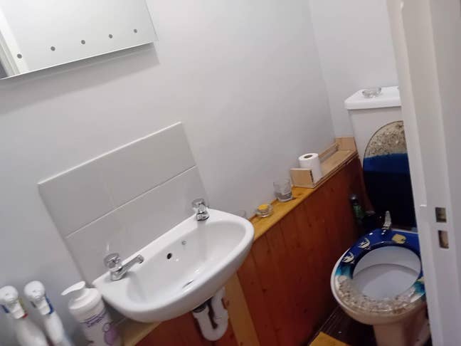 Single Room with Own Toilet in Very Clean Home . Main Photo