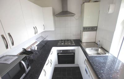 One Bedroom  Un-Furnished Flat in Town Centre Main Photo