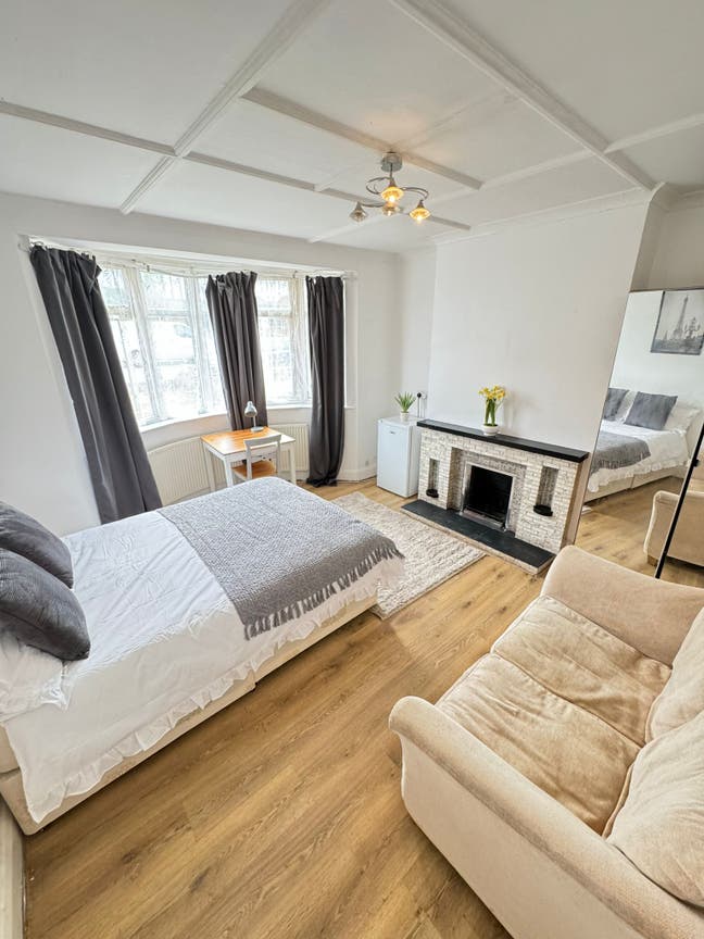 Spacious Rooms to Rent Near Arnos Grove Station  Main Photo