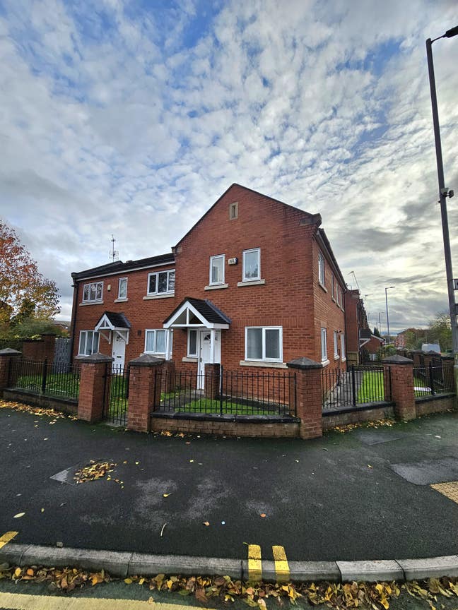 End of Terrace House, 4 Bedrooms, 2 Bathrooms  Main Photo