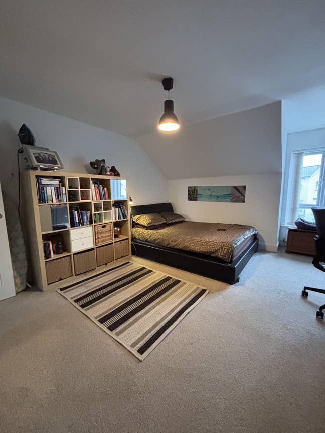 🚀 Spacious Top-Floor En-Suite Room in MachynysBay Main Photo