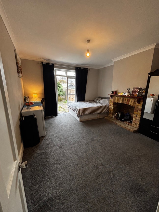 Double Bedroom Available!! Main Photo