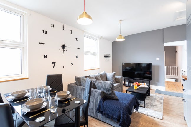 Modern Double Room | Bills & Netflix Included Main Photo