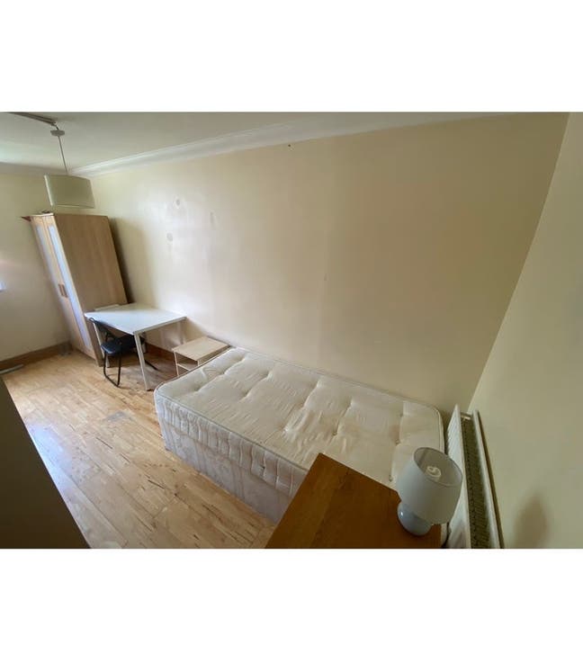 5 Mins WALK TO Tube Single Room (All Bills Inc.) Main Photo