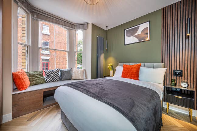 ✨ High-End Double Ensuite + Kitchenette ✨ Main Photo