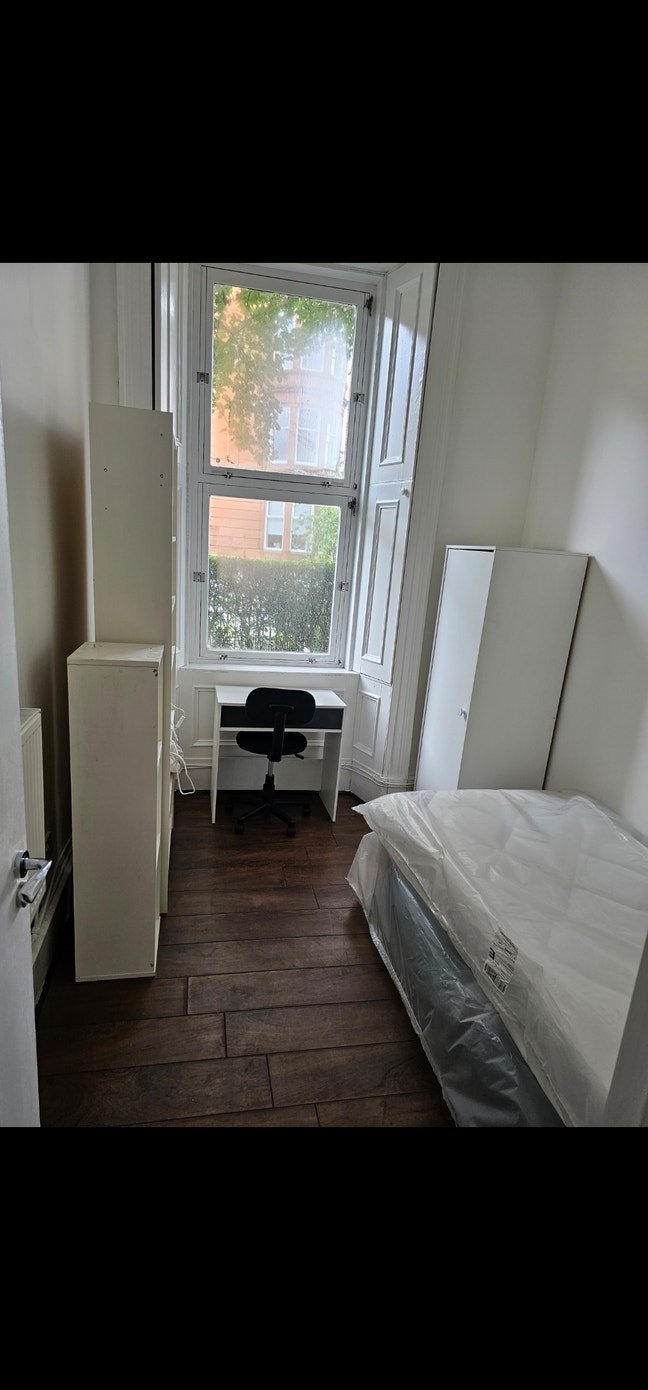 Bright rooms available in a furnished flat. Main Photo