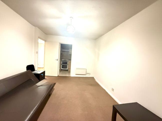 1 bed Flat - 1 min walk to Leytonstone Station. Main Photo