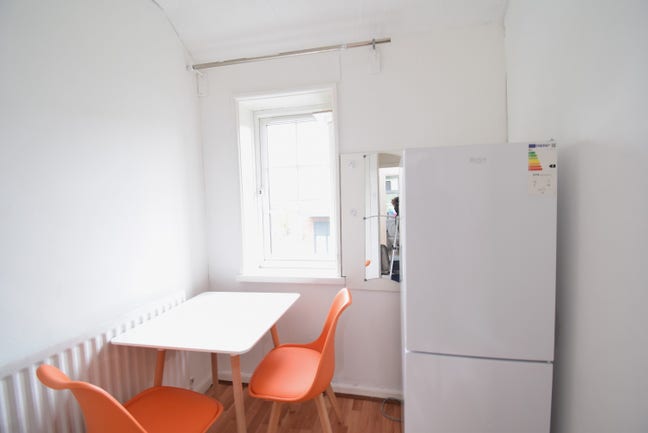 Move-In Ready Room with Fast Transport Links Main Photo