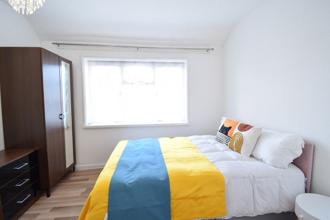 Move-In Ready Room with Fast Transport Links Main Photo