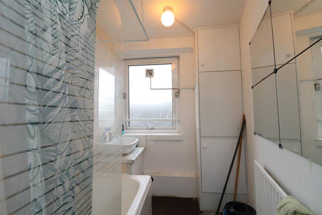 Spacious Room with Private Balcony in E2 Main Photo