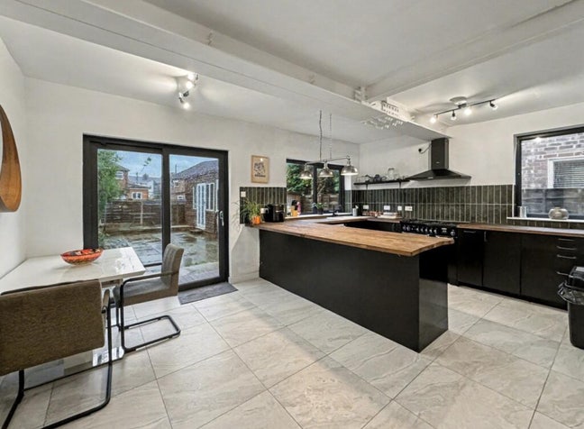 Cozy Stylish House in the Heart of Prestwich Main Photo