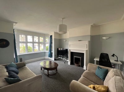 1 large bedroom on 6 bedroom house share  Main Photo