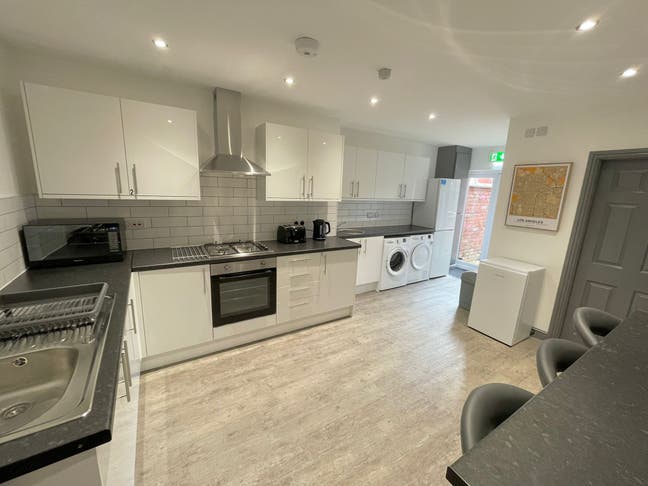 Quiet En Suite Room in Well-Managed House Main Photo