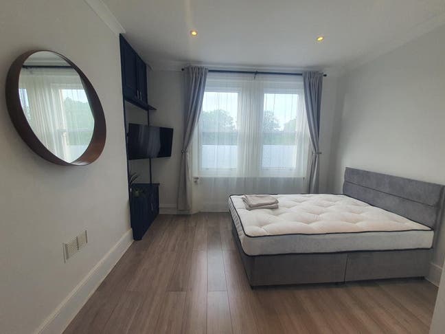 Bedroom in West Kensington, Talgarth Road, W14 9DB Main Photo