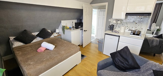 Fantastic Studio Apartment with Private off-Suit  Main Photo