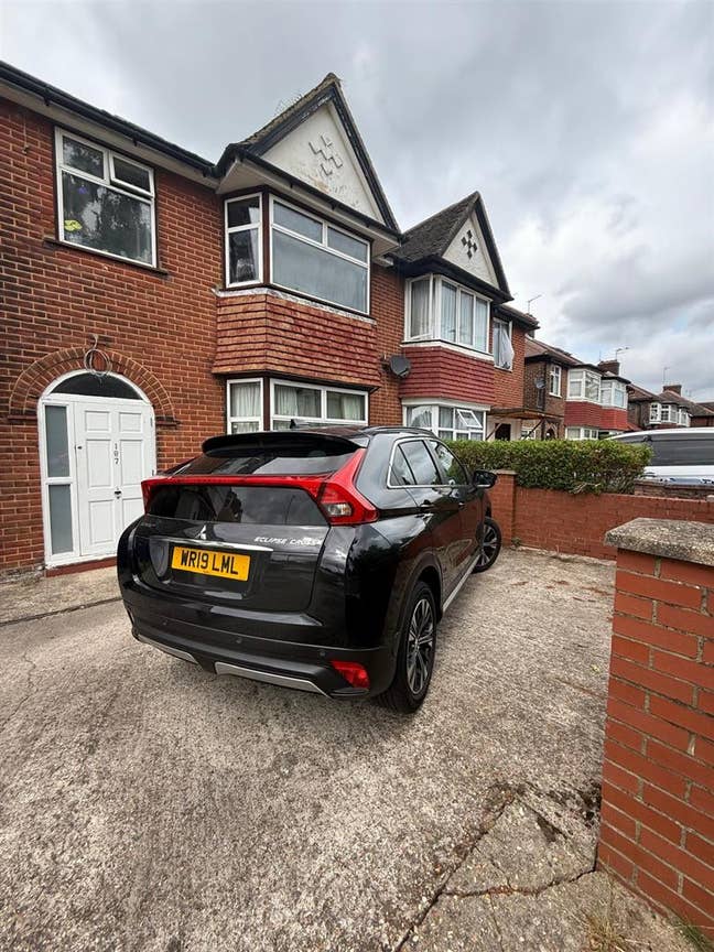 Modern 4 Bed House with Parking NW11 Main Photo