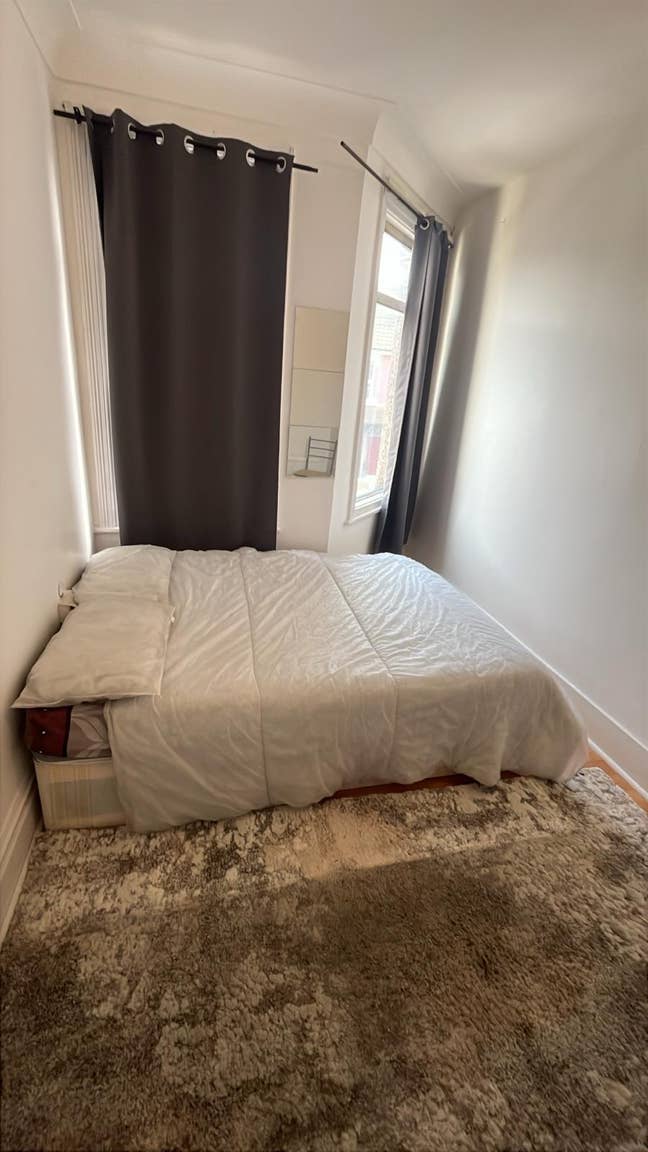 Move In Now! Stylish Room with Living Room! Main Photo