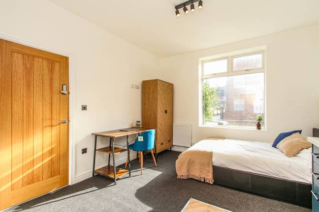 Beautifully presented, High Spec En-suite bedroom  Main Photo