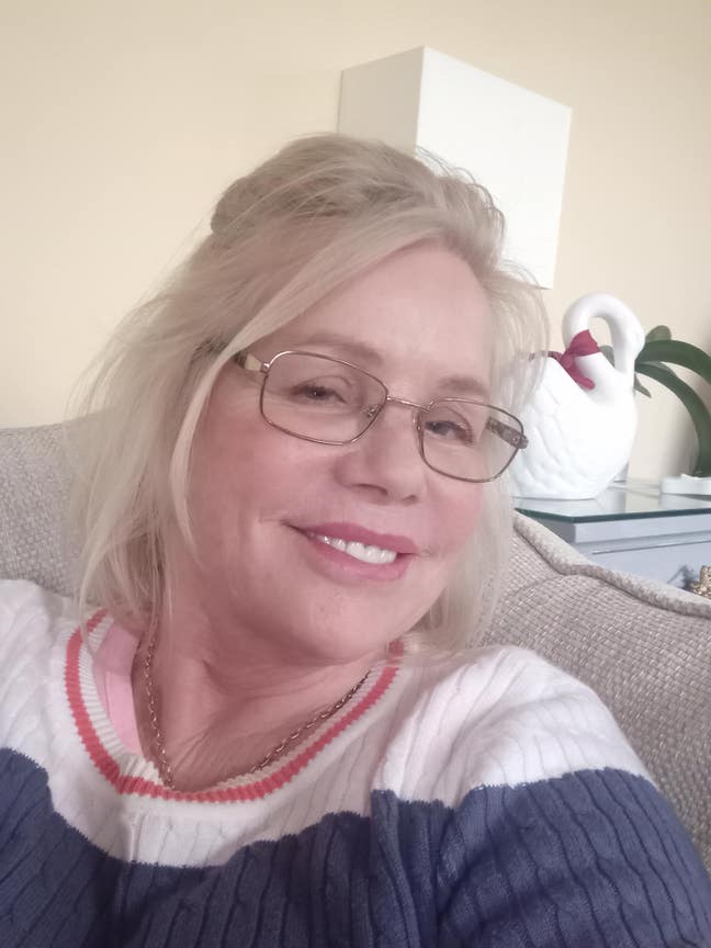 Female work full time  Main Photo