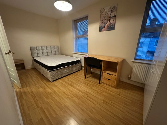 A double bed with en-suite near the train station  Main Photo