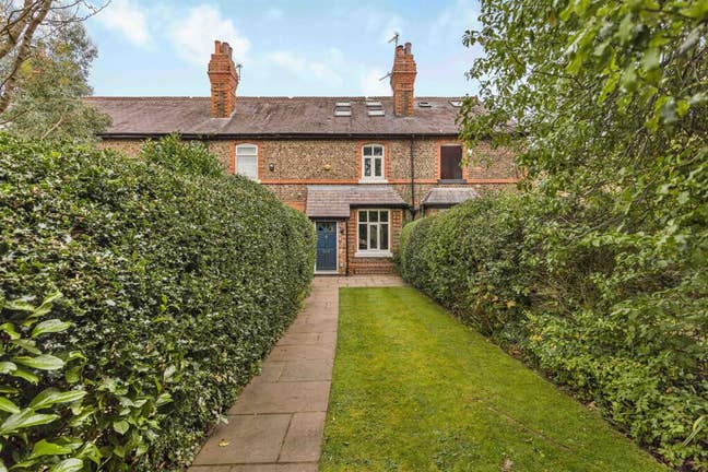 Quiet Terrace House in Hale Main Photo