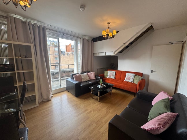 Large 4 Bed 2 Bath with Balcony Flat in Mayfair Main Photo