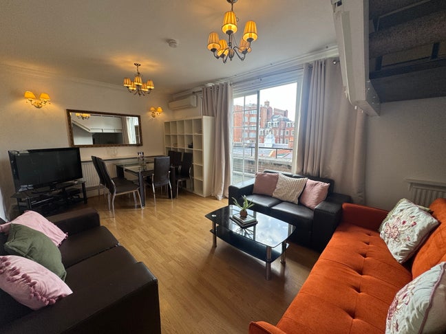 Large 4 Bed 2 Bath with Balcony Flat in Mayfair Main Photo