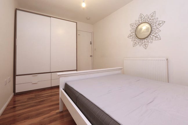Cosy Double Room in Custom House  Main Photo
