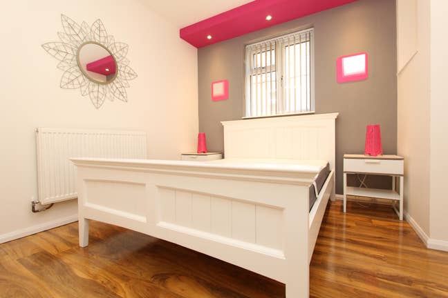 Cosy Double Room in Custom House  Main Photo