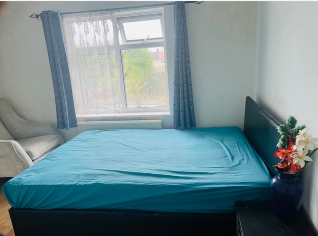 Double room available in Dagenham Heathway  Main Photo