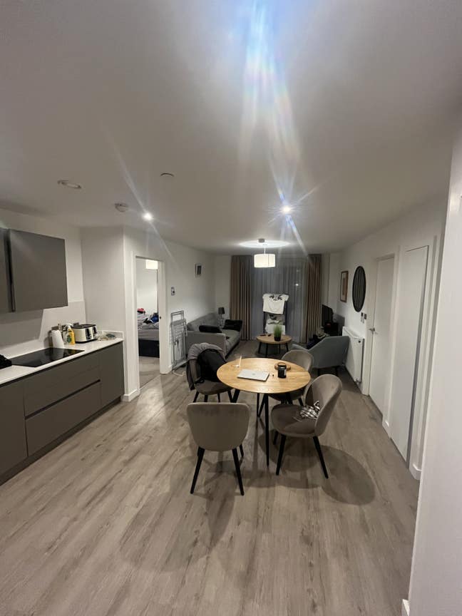 1 King Size bedroom in 2 bed apartment  Main Photo