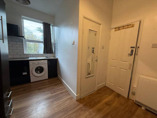 Single studio flat/Bills Included/No deposit/ Main Photo