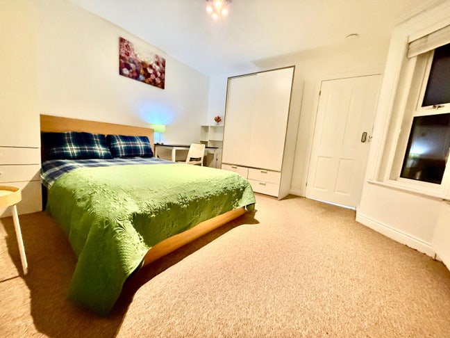 Extra large room near by shops in Winton  Main Photo