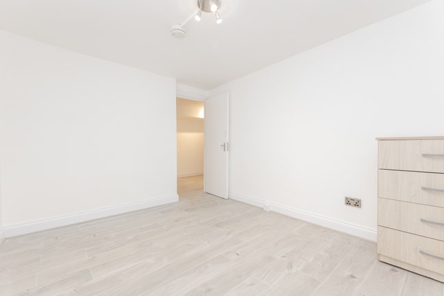 Newly refurbished 2 bedroom flat with patio in N16 Main Photo
