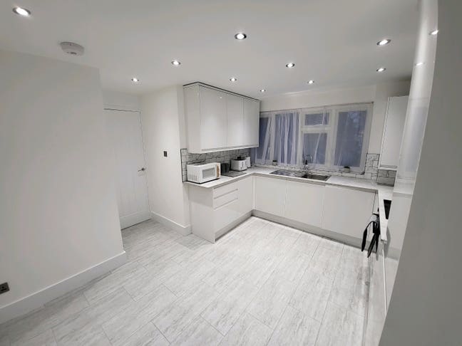 Modern 4Bedroom Sutton House Share Close to centre Main Photo